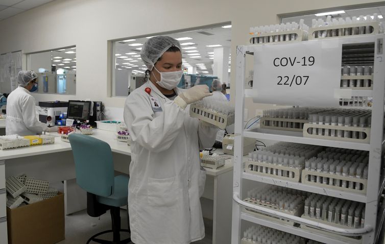 REUTERS / Washington Alves Um funcionário do laboratório Hermes Pardini trabalha no teste da doença do coronavírus (COVID-19) com amplificação por PCR, em Vespasiano, perto de Belo Horizonte, Brasil, em 23 de julho de 2020. Foto tirada em 23 de julho de 2020. REUTERS /