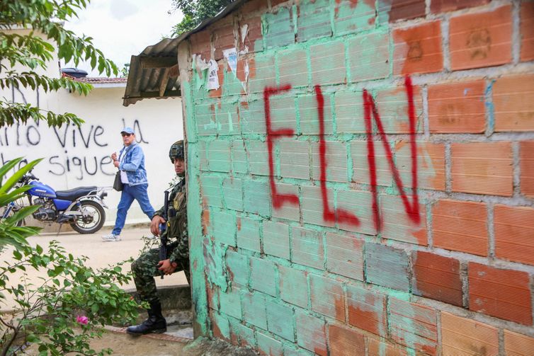 REUTERS/Carlos Eduardo Ramirez/Proibida reprodução FILE PHOTO: A Colombian soldier leans on a wall while standing guard as members of a humanitarian caravan comprising senators and social organisations, meet with residents, to demand ceasefire and peace , after attacks by rebels from the leftist National Liberation Army (ELN), in the municipality of El Tarra, Colombia February 4, 2025. REUTERS/Carlos Eduardo Ramirez/File Photo