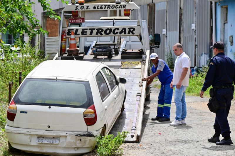 Barra Mansa intensifica trabalho de retirada de veículos abandonados nas ruas – Barra Mansa
