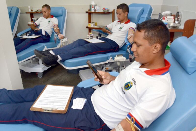 Hemonúcleo de Barra Mansa recebe doação solidária de cadetes da Aman – Barra Mansa