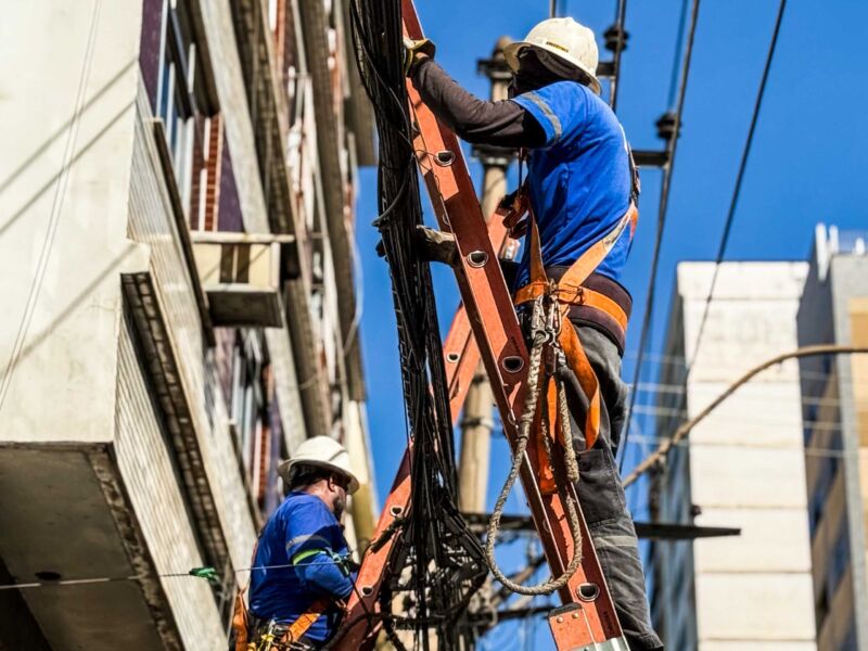 Prefeitura de Barra Mansa já retirou mais de 28 toneladas de cabos e fios acumulados em postes – Barra Mansa