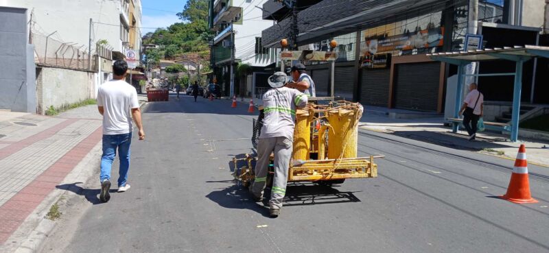 Ruas Abdo Felipe e da Imprensa recebem serviço de sinalização viária – Barra Mansa