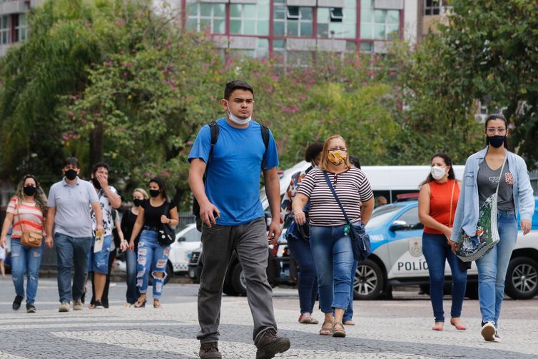 Fernando Frazão/Agência Brasil Primeiro dia de flexibilização do uso de máscaras ao ar livre no Estado do Rio de Janeiro.