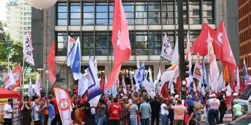 Centrais sindicais fazem protesto na Avenida Paulista contra Selic