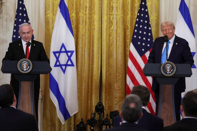 REUTERS/Leah Millis/Proibida reprodução U.S. President Donald Trump and Israeli Prime Minister Benjamin Netanyahu hold a joint press conference in the East Room at the White House in Washington, U.S., February 4, 2025. Reuters/Leah Millis/Proibida reprodução TPX IMAGES OF THE DAY