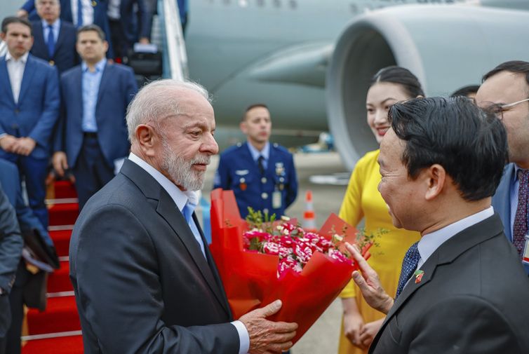 Ricardo Stuckert / PR Presidente da República, Luiz Inácio Lula da Silva, durante chegada a Hanói.
Aeroporto Internacional de Noi Bai – Vietnã
Foto: Ricardo Stuckert / PR