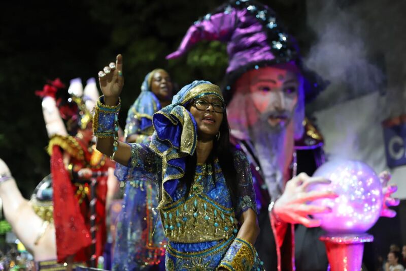 Bloco da Vida de Volta Redonda leva superstição para avenida e conquista o público