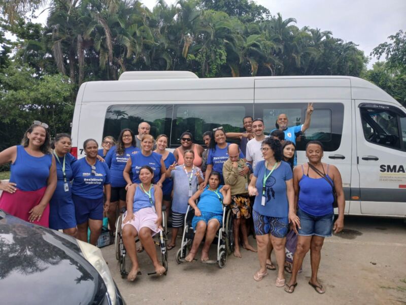 Moradores da Residência Inclusiva de Volta Redonda curtem passeio em Paraty