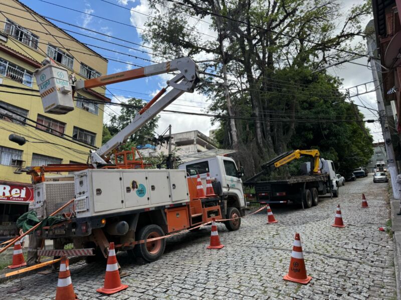 Prefeito Furlani acompanha corte de árvores no bairro Ano Bom – Barra Mansa