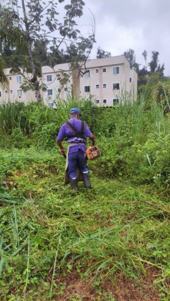 Prefeitura de Barra Mansa realiza roçada e capina em área pública no bairro Colônia Santo Antônio – Barra Mansa