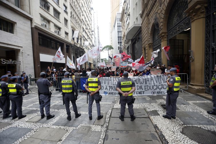 Paulo Pinto/Agência Brasil São Paulo (SP), 29/10/2023 - Polícia Militar e GCM de São Paulo fazem segurança do lado de fora do prédio durante o Leilão da Parceria Público-Privada (PPP) de Novas Escolas – Lote Oeste, na sede da B3 – a bolsa de valores do Brasil.
São 33 novas escolas estaduais, em parceira PPPs, edital prevê privatização de serviços não-pedagógicos de 33 novas escolas de ensino de nível médio e fundamental II. Foto: Paulo Pinto/Agencia Brasil