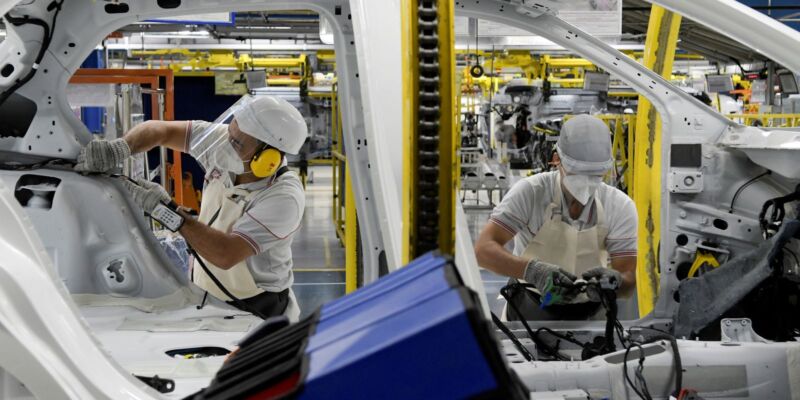 Indústria produz 392,9 mil veículos no 1º bimestre, alta de quase 15%