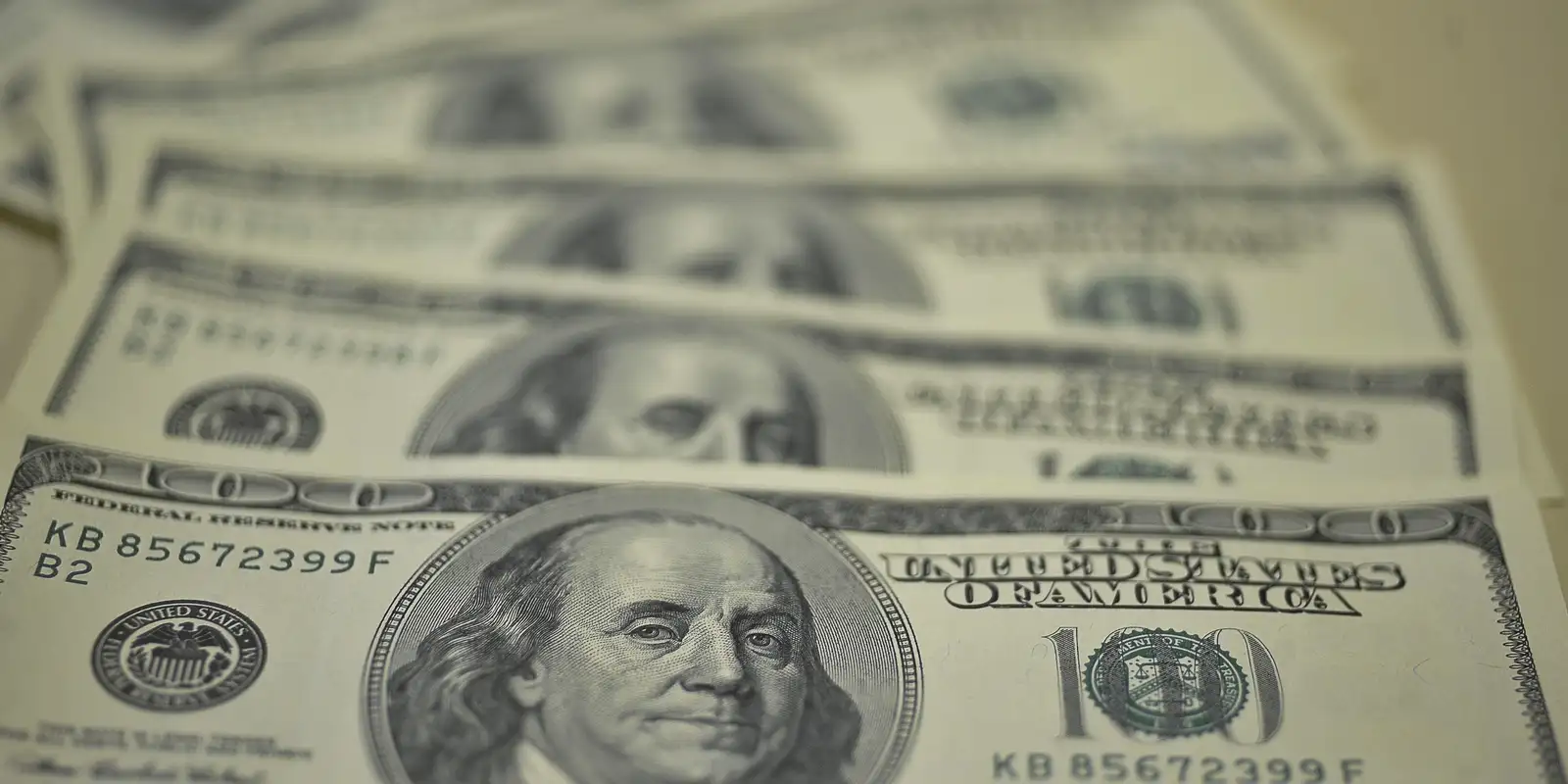 Dólar sobe para R$ 5,75 com tarifas de Trump e declarações de Haddad