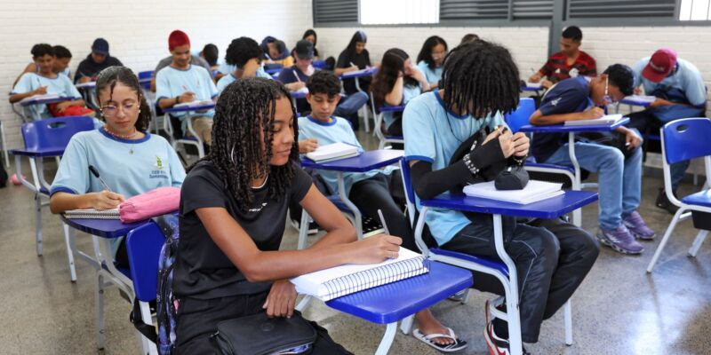 Estudantes nascidos em maio e junho recebem 1ª parcela do Pé-de-Meia