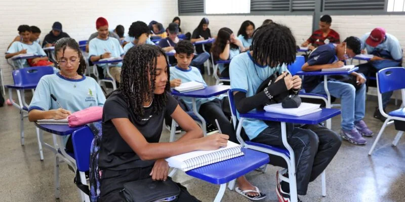 Estudantes nascidos em maio e junho recebem 1ª parcela do Pé-de-Meia