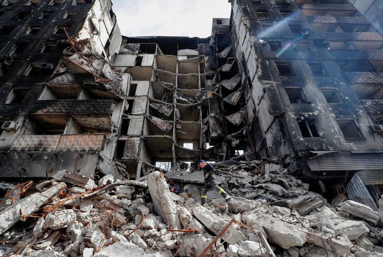 Alexander Ermochenko/Reuters/Direitos reservados Prédios destruídos em Mariupol, na Ucrânia