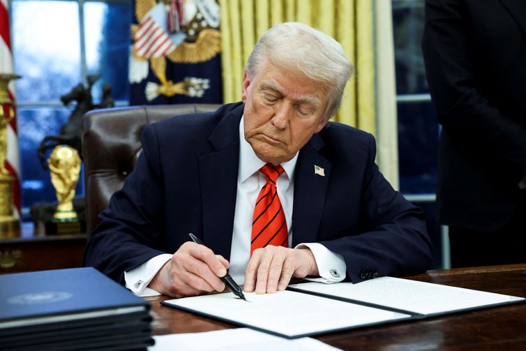 U.S. President Donald Trump signs an executive order in the Oval Office of the White House in Washington, U.S., February 10, 2025. Reuters/Kevin Lamarque/Proibida reprodução