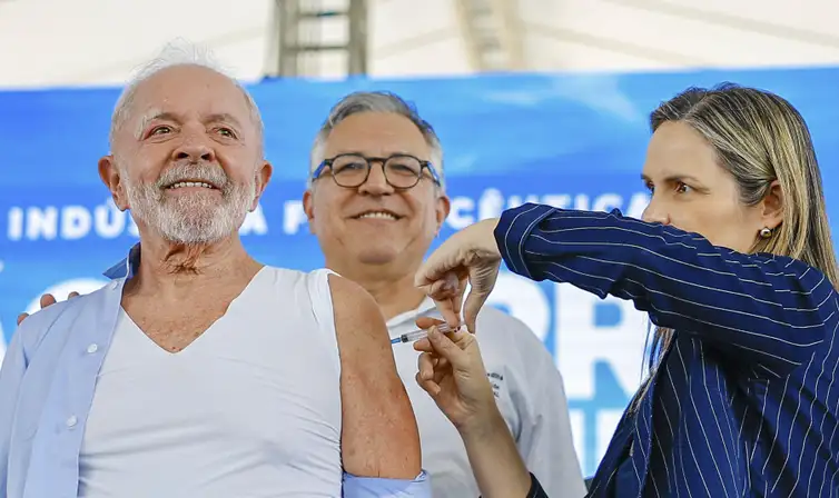 Ricardo Stuckert / PR Dando inicio a campanha nacional de Vacinação contra influenza o Ministro de Estado e da Saúde, Alexandre Padilha, e a médica do Presidente Dra. Ana Helena Germoglio realizam a vacina no Presidente da República, Luiz Inácio Lula da Silva e no Vice-Presidente da República, Geraldo Alckmim, durante a visita e cerimônia de inauguração da Fábrica da Novo Nordisk.
Fábrica da Novo Nordisk, Montes Claros - MG.
Foto: Ricardo Stuckert / PR