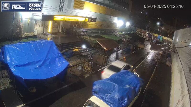 Câmeras da Ordem Pública identificam carro que invadiu feira livre e motorista é conduzido à delegacia de Volta Redonda