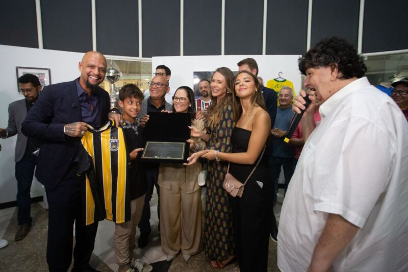 Ex-jogador Felipe Melo faz sessão de autógrafos, lança livro e exposição em Volta Redonda