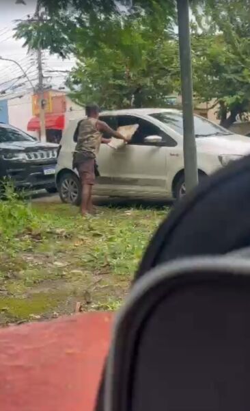 Flagrado vandalizando carro é preso por agentes da Secretaria de Ordem Pública de Volta Redonda