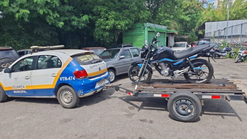 Inabilitado é flagrado em moto sem placa e com garupa sem capacete, em Volta Redonda