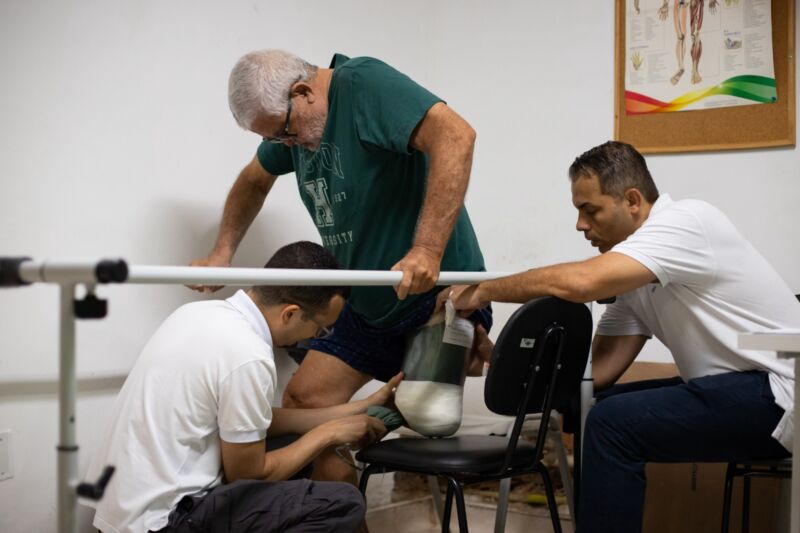 Pacientes do Centro Especializado em Reabilitação de Volta Redonda começam a receber novas próteses