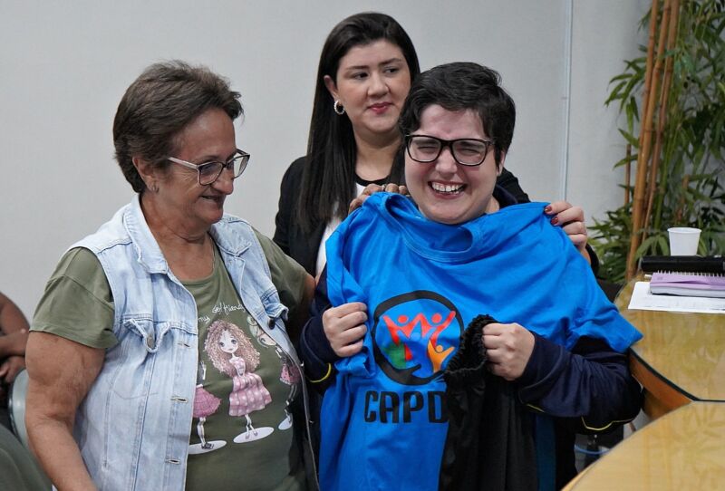 Prefeitura de Volta Redonda entrega uniformes para usuários dos Centros-Dia de Atendimento à Pessoa com Deficiência