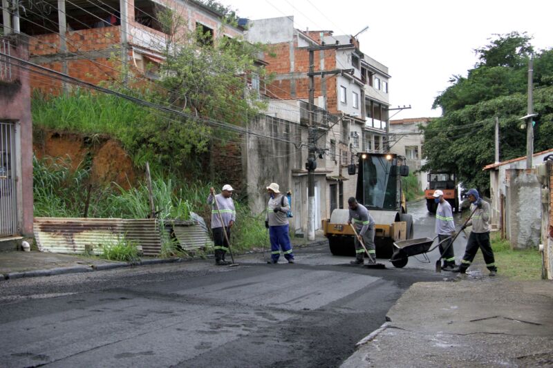 Rua Rubéns Barcellos, na Vila Orlandélia, é mais uma área contemplada com serviço de asfaltamento – Barra Mansa