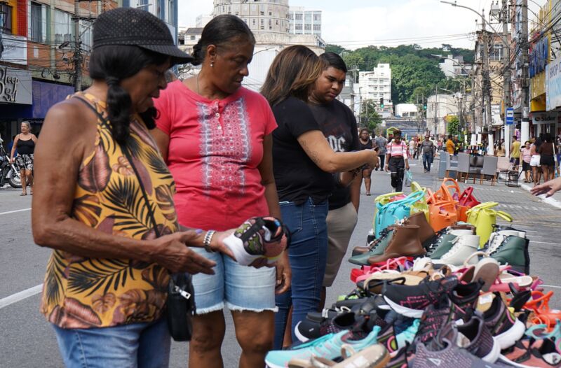 Volta Redonda: Aterrado abre calendário da ‘Rua de Compras’ 2025