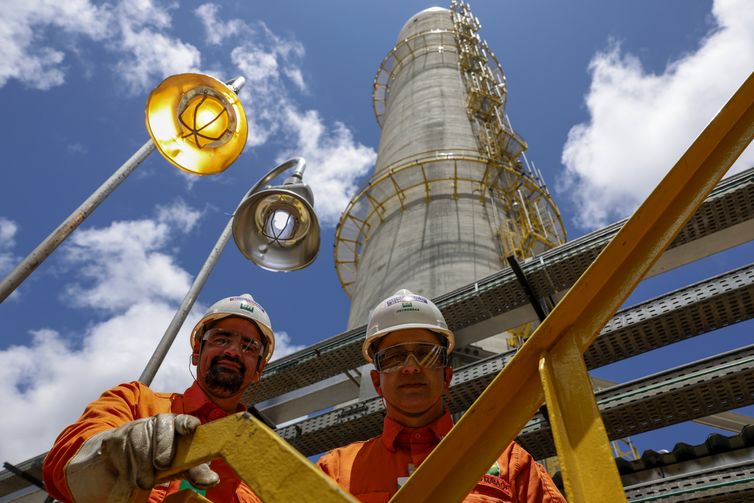 Fernando Frazão/Agência Brasil Ipojuca (PE) 01/11/2024 – O gerente geral da Refinaria Abreu e Lima (RNEST), da Petrobras, Márcio Maia, e o gerente de empreendimento, Alexandre Ataide, responsável pela implantação, em visita técnica na unidade U-93 de abatimento de emissões de gases SNOX, que transforma óxido de enxofre e óxido de nitrogênio em ácido sulfúrico a ser comercializado. A estrutura será a primeira do tipo a funcionar nas Américas, terceira no mundo. Foto: Fernando Frazão/Agência Brasil