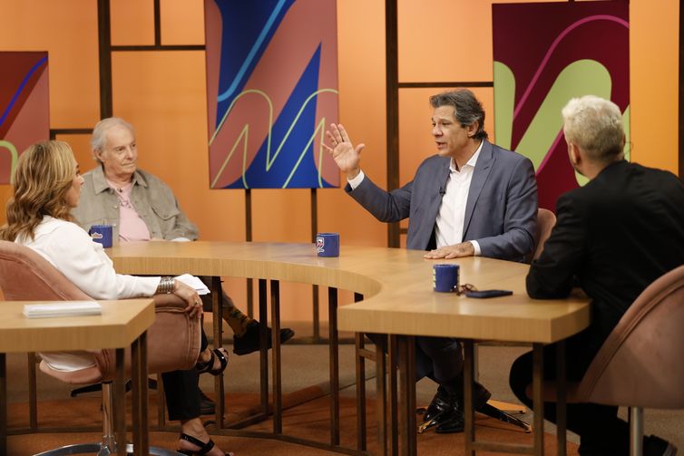 Fernando Frazão/Agência Brasil Rio de Janeiro (RJ), 16/04/2025 – O ministro da Fazenda, Fernando Haddad, participa do programa Sem Censura, da TV Brasil, apresentado por Cissa Guimarães, que também recebe o pianista Francis Hime, o psiquiatra Higor Caldato e o jornalista Muka. Foto: Fernando Frazão/Agência Brasil