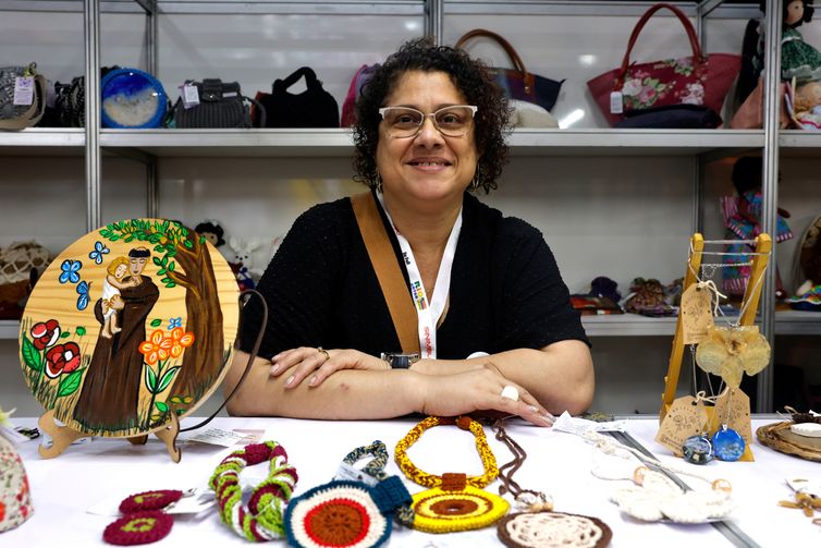 Tânia Rêgo/Agência Brasil Rio de Janeiro (RJ), 09/04/2025 - Cintia Miller, artesã e representante da FAERJ - Federação do Artesanato do Estado do Rio de Janeiro, participa da Feira Rio Artes para capacitação e negócios em economia criativa, no Centro de Convenções Expomag, centro da cidade. Foto: Tânia Rêgo/Agência Brasil