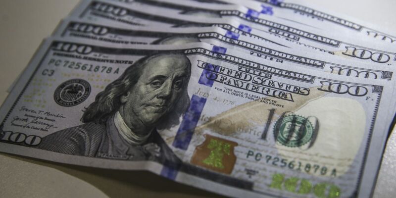 Dólar cai para R$ 5,72 e atinge menor nível em quase três semanas