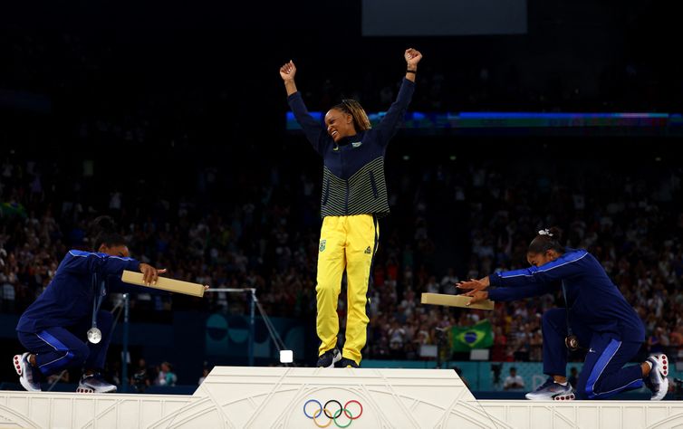 REUTERS/Hannah Mckay/Proibida reprodução Norte-americanas Simone Biles e Jordan Chiles reverenciam Rebeca Andrade no pódio após brasileira conquistar medalha de ouro no solo na Olimpíada Paris 2024
05/08/2024 REUTERS/Hannah Mckay