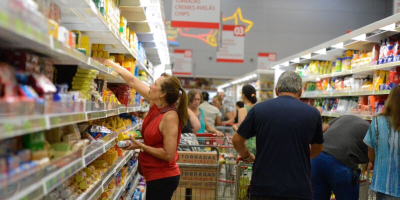 Consumo das famílias mantém-se em alta no mês de abril