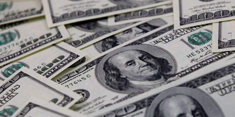 Dólar sobe para R$ 5,66 com medidas sobre IOF