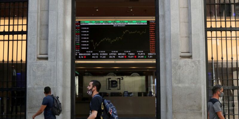 Bolsa aproxima-se de recorde com recuo de prévia da inflação