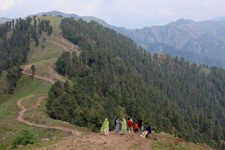 Tourists stand at a view point at Pir Chinasi, a tourist attraction in Pakistan-administered Kashmir, May 4, 2025. Reuters/Akhtar Soomro/Proibida reprodução