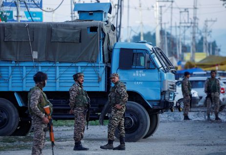 Indian security personnel stand guard on a road outside the Haj House as pilgrims depart for Mecca for the annual pilgrimage to the holiest place for Muslims, in Srinagar, Indian Kashmir, May 14, 2025. Reuters/Sharafat Ali/Proibida reprodução