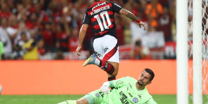Flamengo vence com gol de Arrascaeta e lidera o Brasileiro