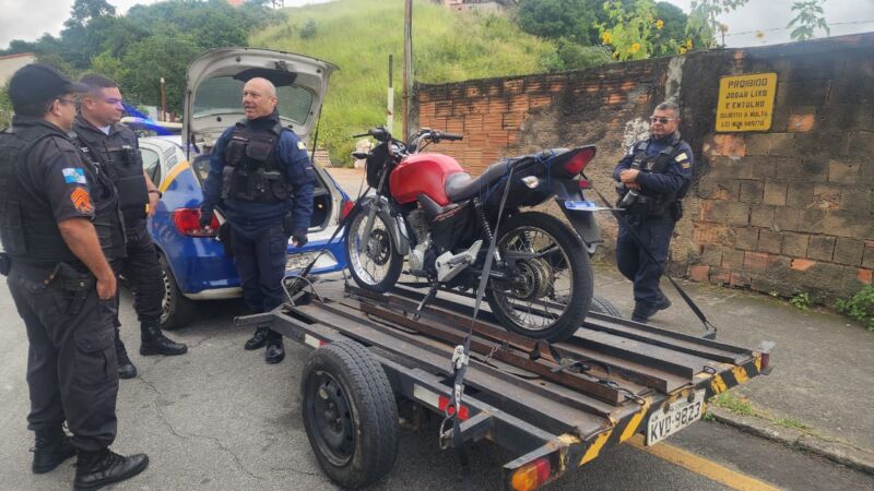 Guarda Municipal de Volta Redonda flagra homens sem CNH realizando manobras perigosas e motos são recolhidas
