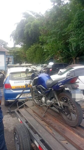 Moto é removida ao depósito público de Volta Redonda após inabilitado ser flagrado em alta velocidade pela Guarda Municipal