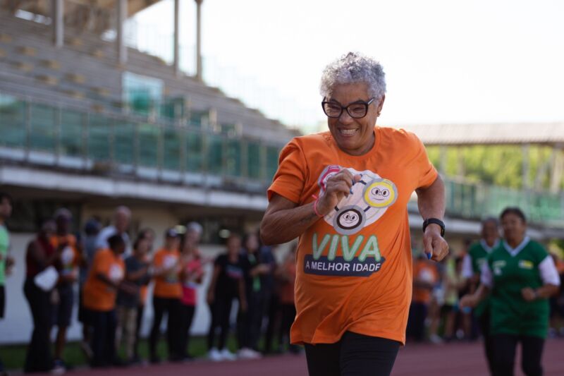 Olimpíadas Viva Melhor reúnem a terceira idade em provas de atletismo na Arena Esportiva de Volta Redonda