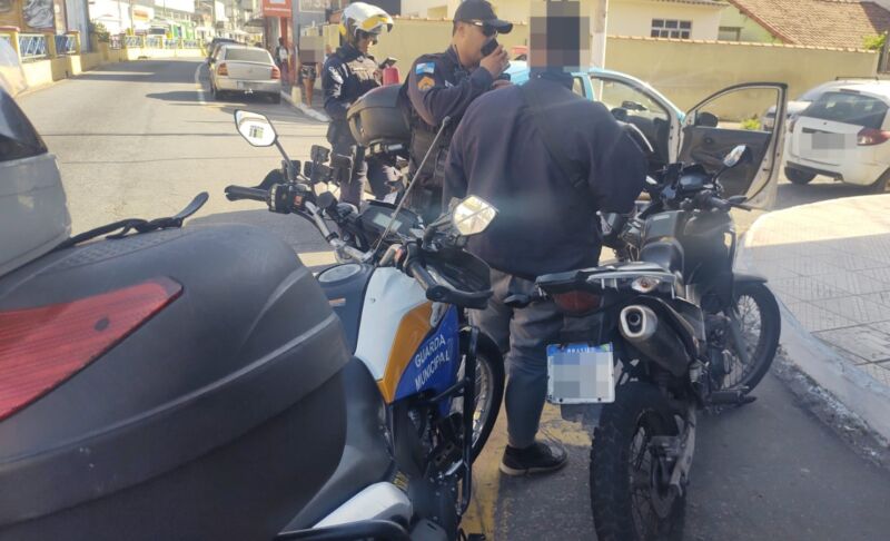Ordem Pública: câmeras flagram e homem é preso com moto clonada em ação integrada, em Volta Redonda
