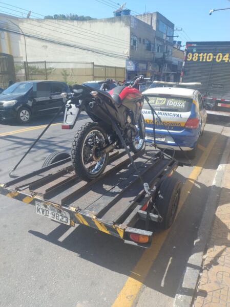 Patrulha Escolar de Volta Redonda flagra dupla em moto sem placa e remove veículo ao depósito público