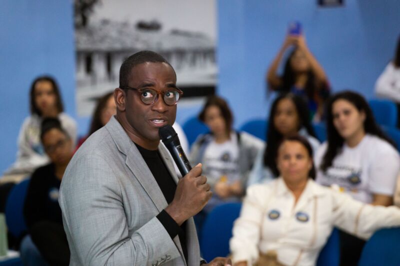 Sejuv promove palestra com economista e comentarista da CNN para jovens de Volta Redonda