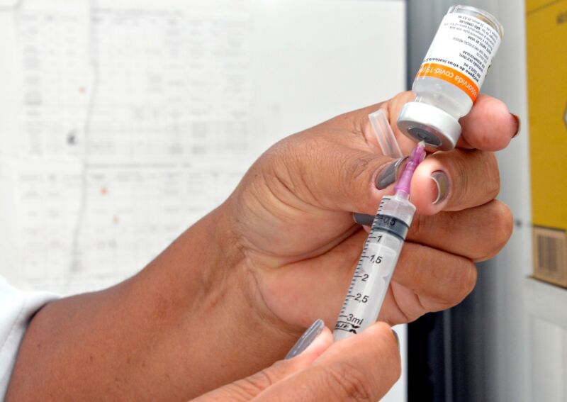 Volta Redonda vacina contra a Covid-19 em cinco unidades básicas