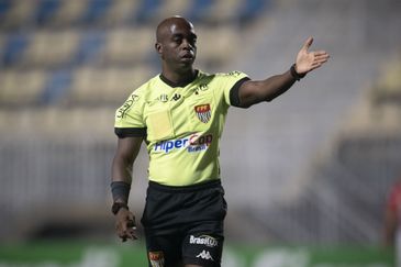 Santana da Paraíba (SP), 17/05/2025 - A Federação Paulista de Futebol (FPF) investiga os relatos da zagueira Stella, do Red Bull Bragantino, e da meio-campista Aline Milene, do São Paulo, de que o árbitro Juliano José Alves Rodrigues teria dito frases machistas durante o jogo entre as equipes pela segunda rodada do Campeonato Paulista Feminino de futebol. Foto:  Anderson Lira/Futebol Paulista