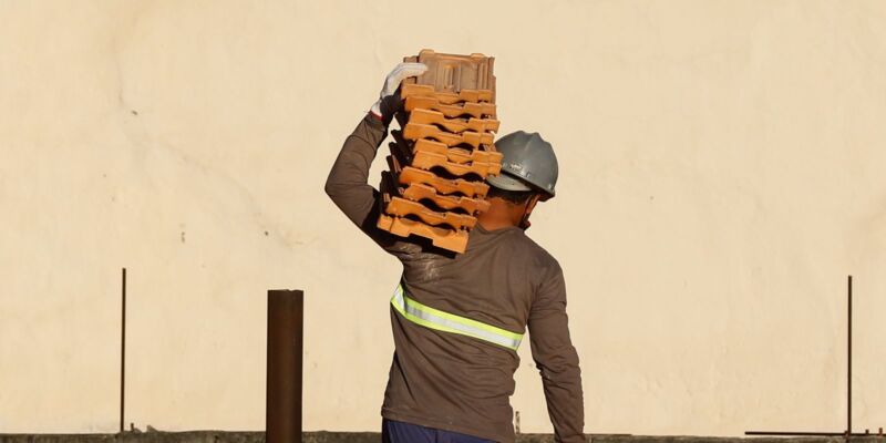 Salário na construção recua 22% em dez anos, diz IBGE